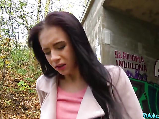 Outdoor blowjob and doggystyle with easy Caroline Mann