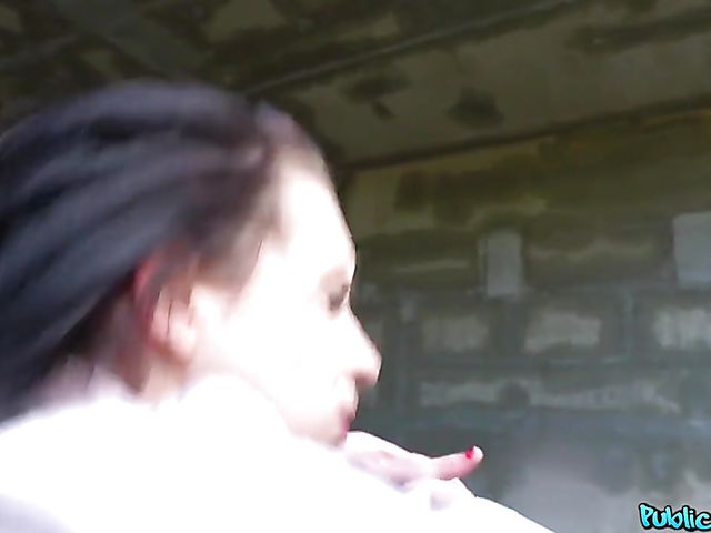 Outdoor blowjob and doggystyle with easy Caroline Mann