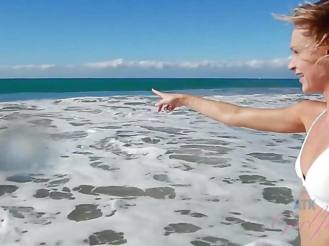 Bikini beach girl Emma Hix gets naughty