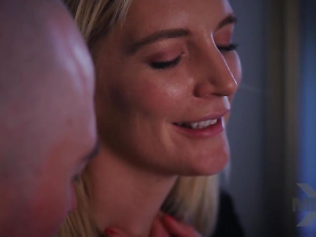 Cute MILF Mona Wales gets nasty with Zac Wild 