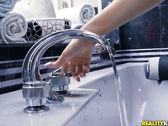 Cassidy Banks - Chubby tits for a hot guy in the bath