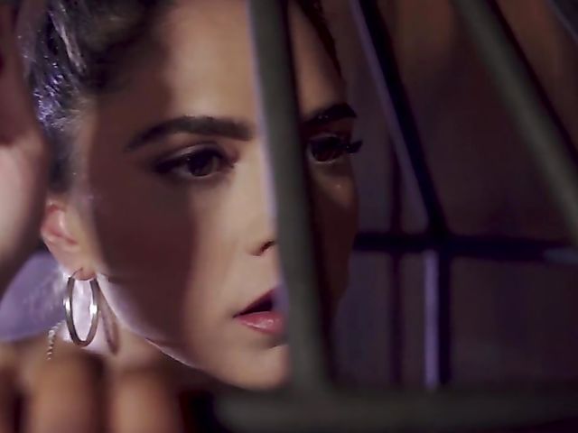 Caged Marta Lacroft sucking black cock