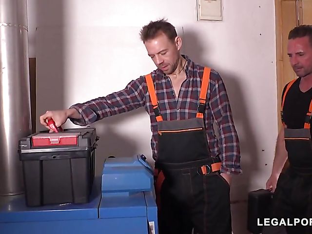 Veronica Avluv anal with three guys in uniform