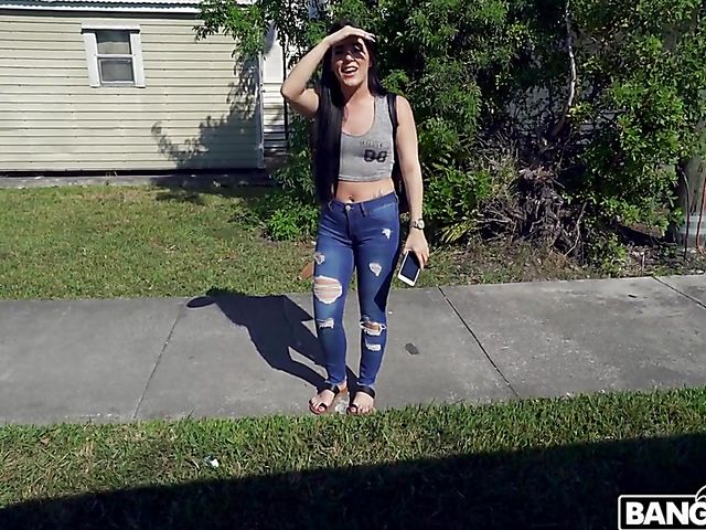 Easy latina Jessica Jewelz fucks Jamc for cash