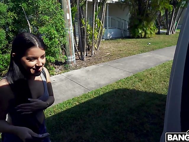 Easy latina Jessica Jewelz fucks Jamc for cash