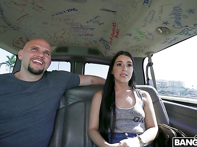 Easy latina Jessica Jewelz fucks Jamc for cash