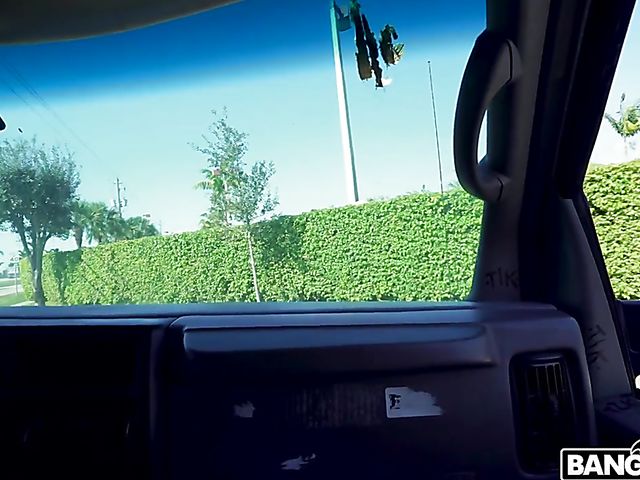 Easy latina Jessica Jewelz fucks Jamc for cash