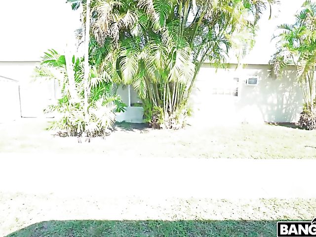 Easy latina Jessica Jewelz fucks Jamc for cash