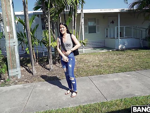 Easy latina Jessica Jewelz fucks Jamc for cash