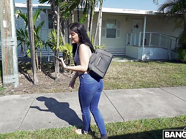 Easy latina Jessica Jewelz fucks Jamc for cash