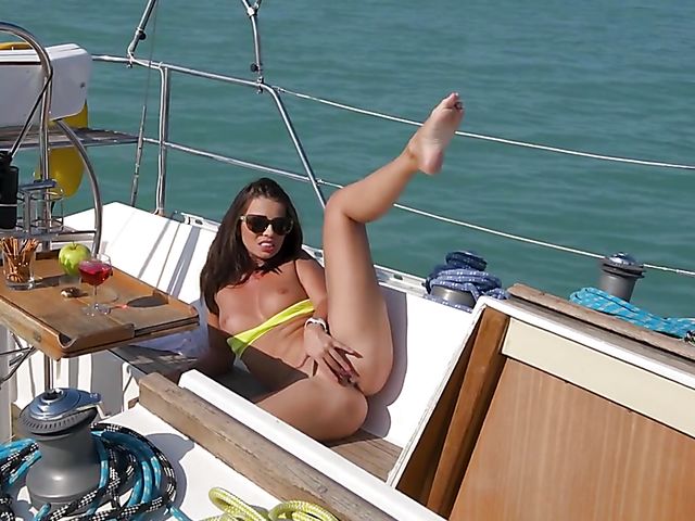 Vicky Love - Outdoor fingering on a boat