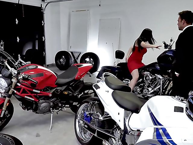 Fake tits MILF Cassandra Cain needs help