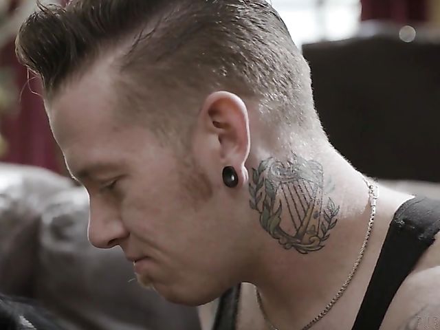 Johnny Goodluck loves Ember Snow's asian pussy 