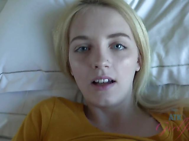 18 yo Kate Bloom does wild things in the morning