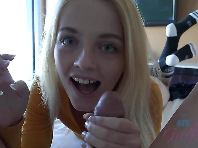 18 yo Kate Bloom does wild things in the morning