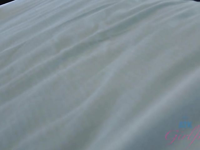 18 yo Kate Bloom does wild things in the morning