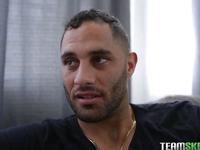 Natural tits girl Skylar Snow wants it harder