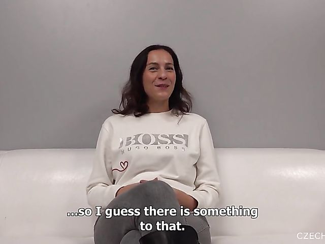 Czech MILF Jarka sucks a dick for cum