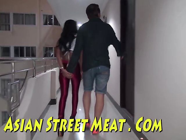 Brace-faced asian hooker doing the deed
