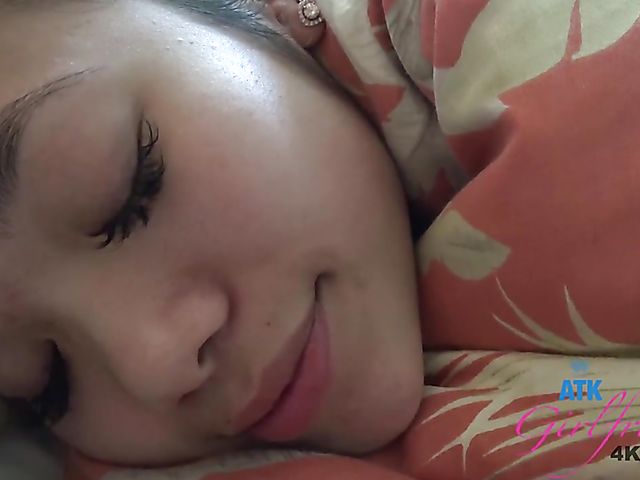 Asian girlfriend Vina Sky gets her hole explored