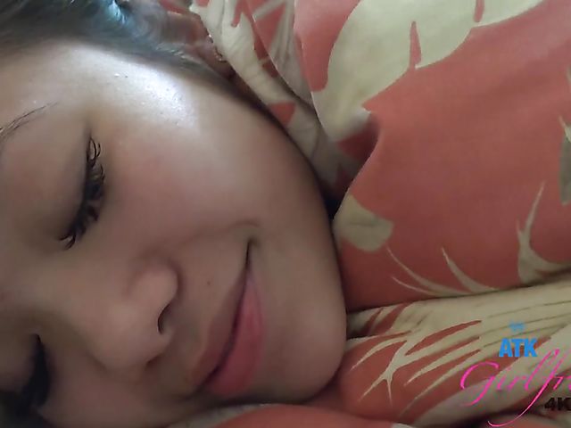 Asian girlfriend Vina Sky gets her hole explored