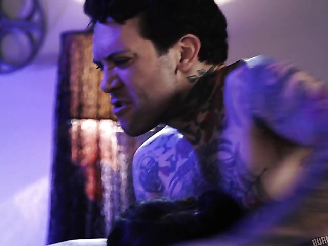 Inked alt girl Jessie Lee doing it with her BF Small Hands 