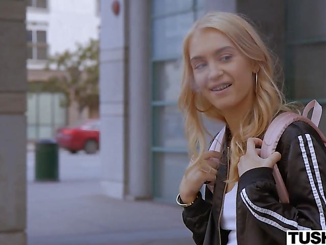 Ass stretching with fair-haired teen Anastasia Knight 