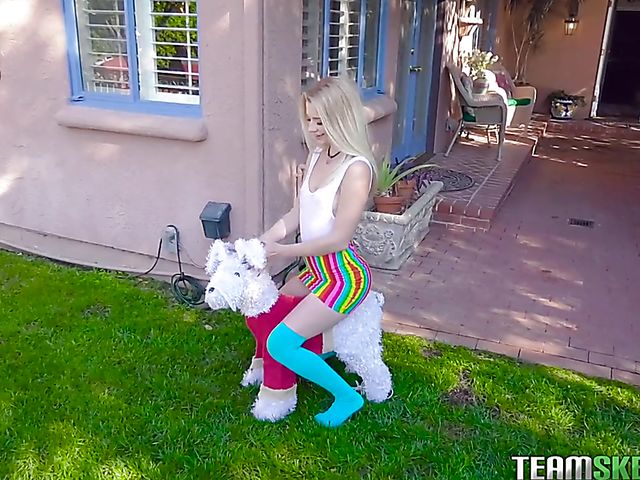Backyard sex with small blonde girl Riley Star