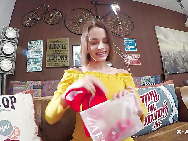 Masturbating teen Lillianne loves her pink toy