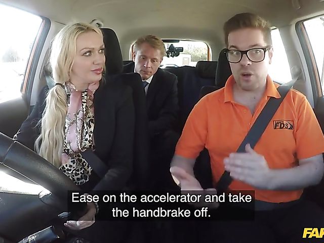 Busty British mommy Amber Jayne gets nailed in the car
