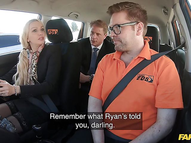 Busty British mommy Amber Jayne gets nailed in the car