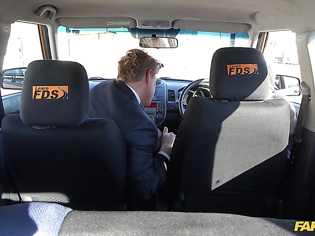 Busty British mommy Amber Jayne gets nailed in the car