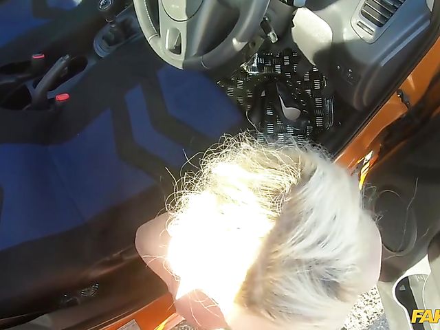 Busty British mommy Amber Jayne gets nailed in the car