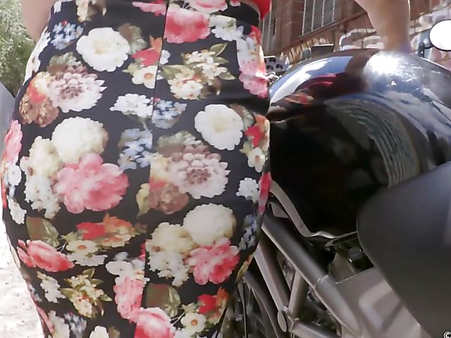 Big natural tits lesbian girls Tweedy and Willow