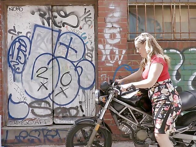 Big natural tits lesbian girls Tweedy and Willow