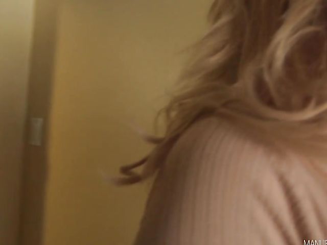 Busty blonde Savannah Bond in bed with Manuel Ferrara