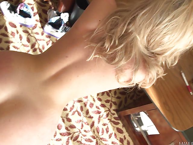 Busty blonde Savannah Bond in bed with Manuel Ferrara