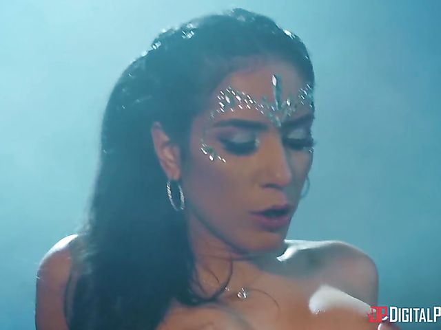 General Tommy Gunn fucks fake tits alien Tia Cyrus 