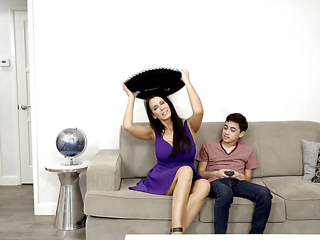 Brunette MILF Reagan Foxx loves that boy's schlong