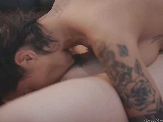 Lesbian mom Chanel Preston loves Honey Gold's exotic pussy