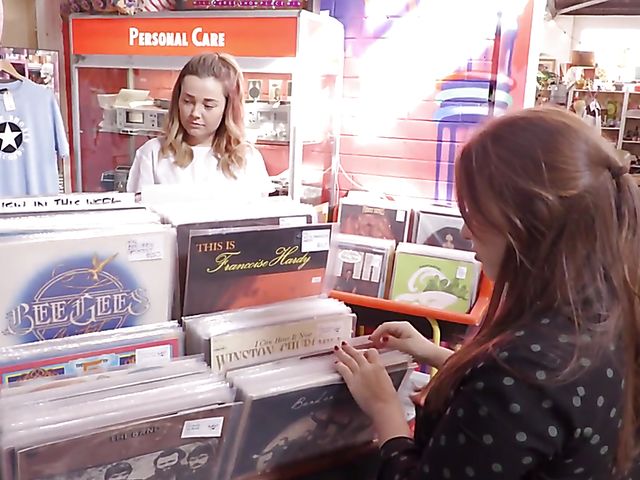 Chubby lesbians Amber Leigh and Tweedy are hungry for pussy