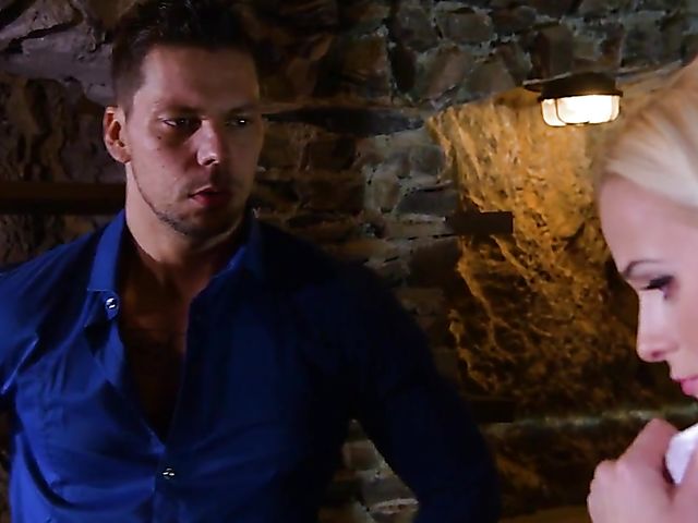 Vinna Reed - Blonde sucking cock in the middle of the night