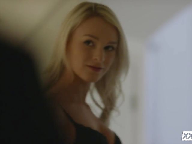 Thin blonde beauty Emma Hix gets banged after bath 