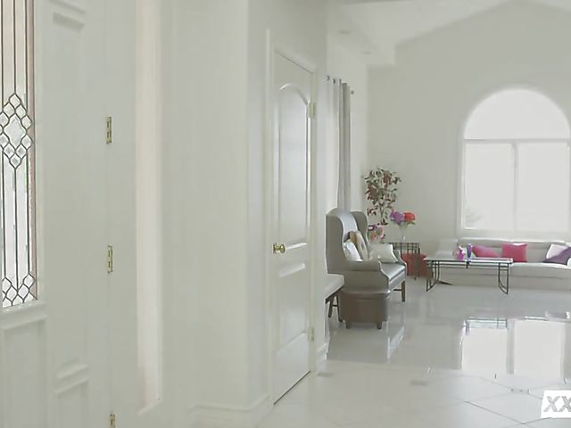 Thin blonde beauty Emma Hix gets banged after bath 