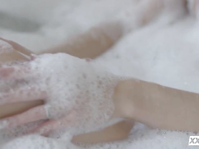 Thin blonde beauty Emma Hix gets banged after bath 