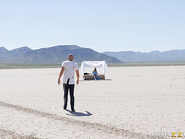 Beautiful MILF Nicole Aniston meets a wanderer in the desert