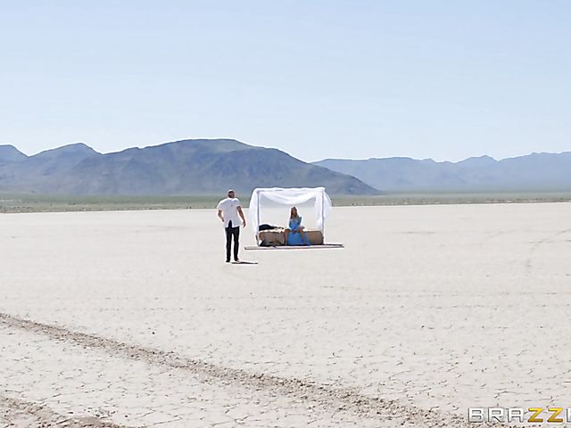 Beautiful MILF Nicole Aniston meets a wanderer in the desert