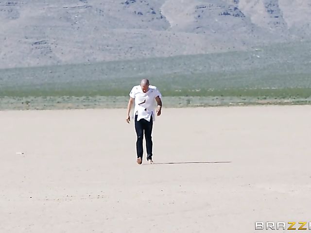 Beautiful MILF Nicole Aniston meets a wanderer in the desert