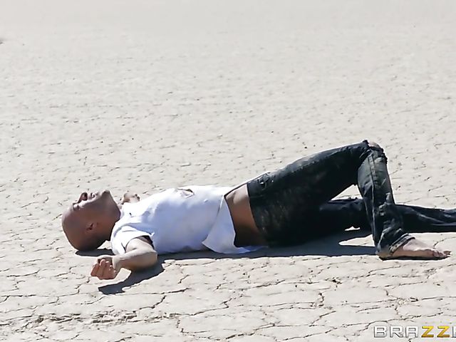 Beautiful MILF Nicole Aniston meets a wanderer in the desert