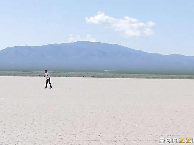 Beautiful MILF Nicole Aniston meets a wanderer in the desert